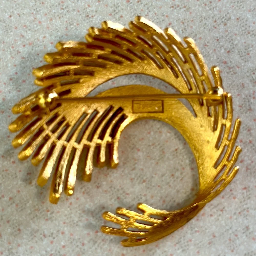 Vintage Trifari gold tone brushed and polished broach (624)